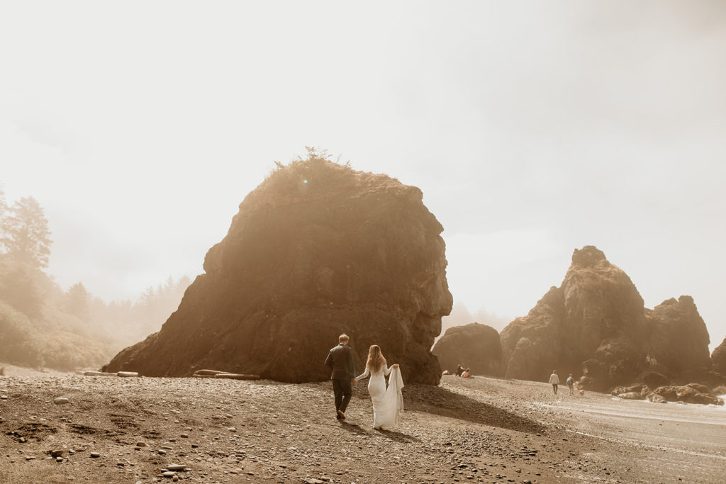couple eloping at ruby beach 