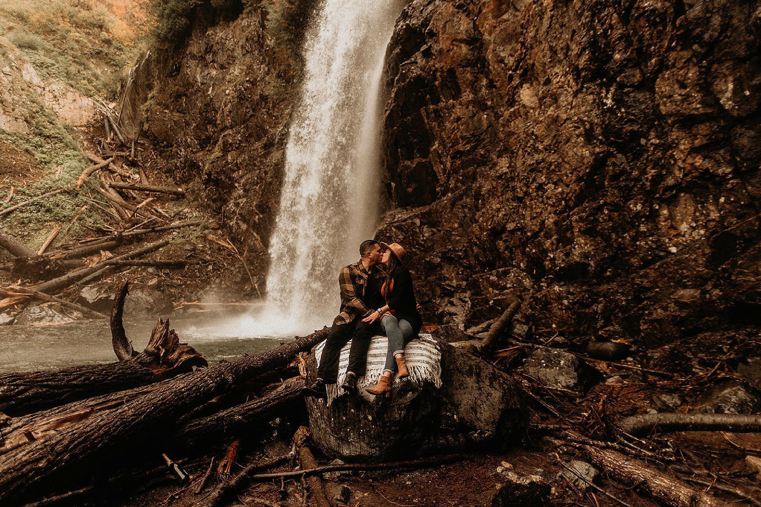 couple sitting on rock franklin falls 