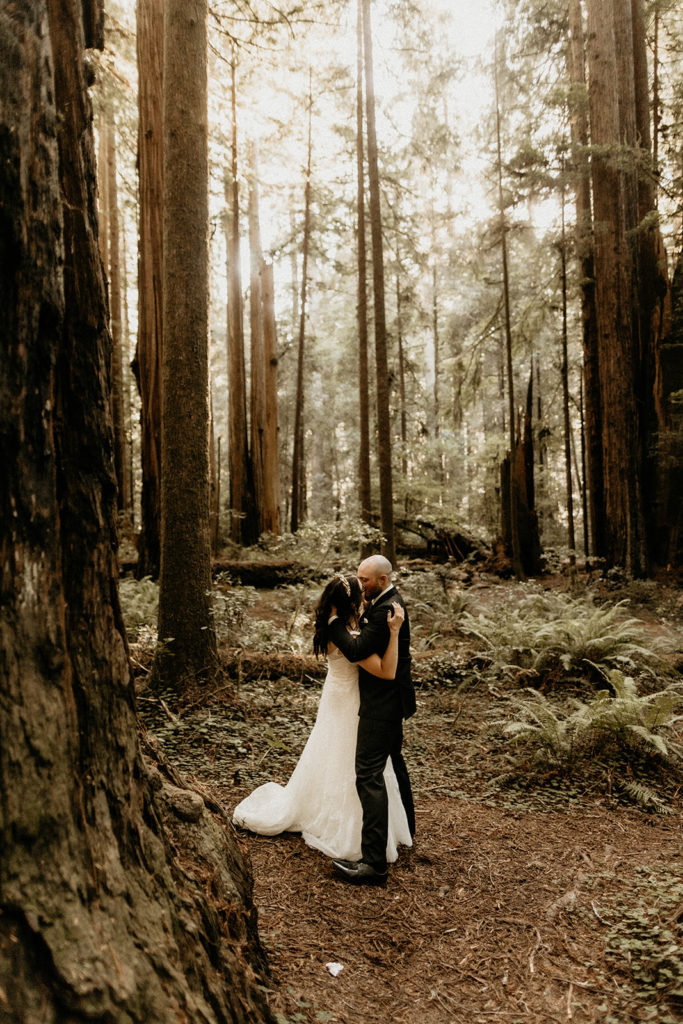 couple kissing in Jedediah state park 